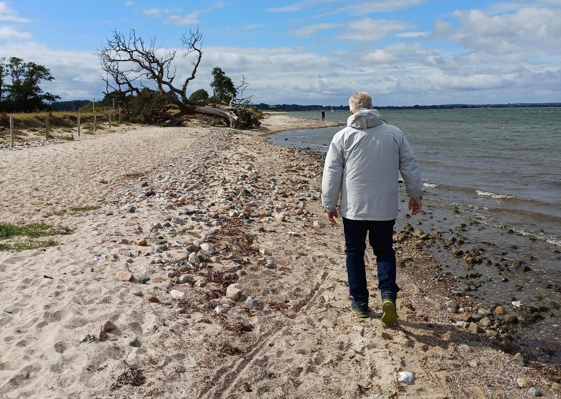 Dennis Marx geht am Ostseestrand entlang