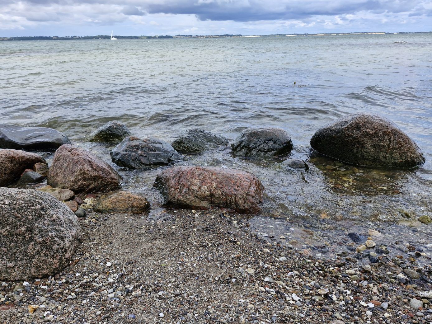 Steine im flachen Wasser der Ostsee